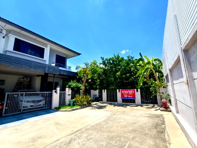 Twin houses for sale Suwannaphum International Airport : Urgent sale! House with a large side garden.