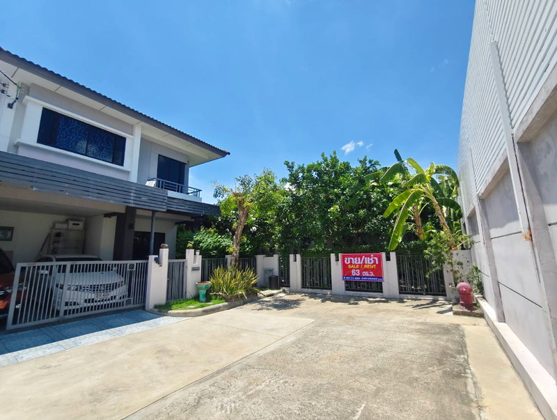 Twin houses for sale : Urgent sale! House with a large side garden.