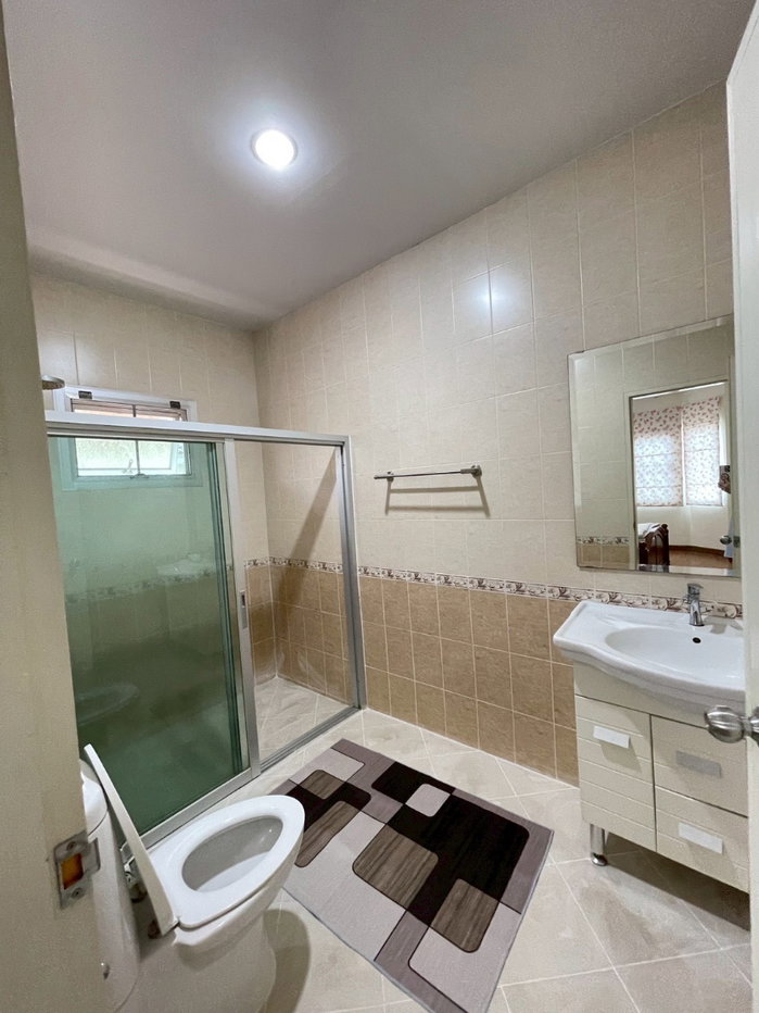 picture Spacious 2-Storey Detached House for Sale - 18/46