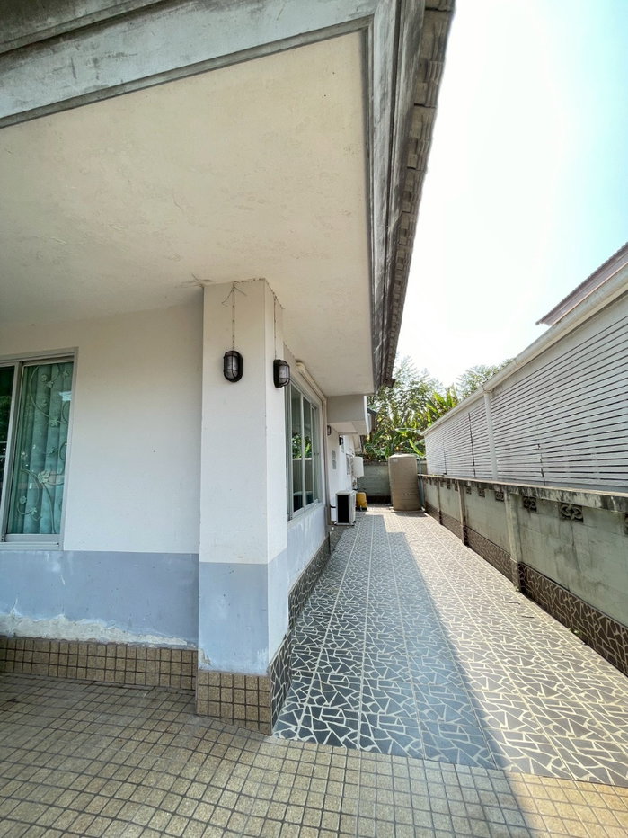 picture Spacious 2-Storey Detached House for Sale - 7/46