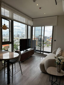 Rhythm ekkamai estate room for rent Neat design, 5-star hotel feel, open kitchen, built-in marble pattern, washing machine in