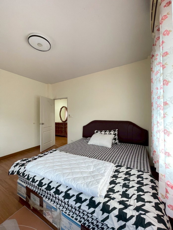 picture Spacious 2-Storey Detached House for Sale - 11/46