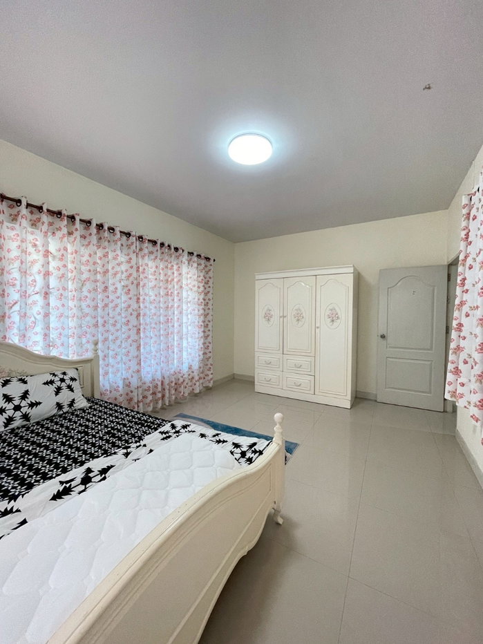 picture Spacious 2-Storey Detached House for Sale - 31/46