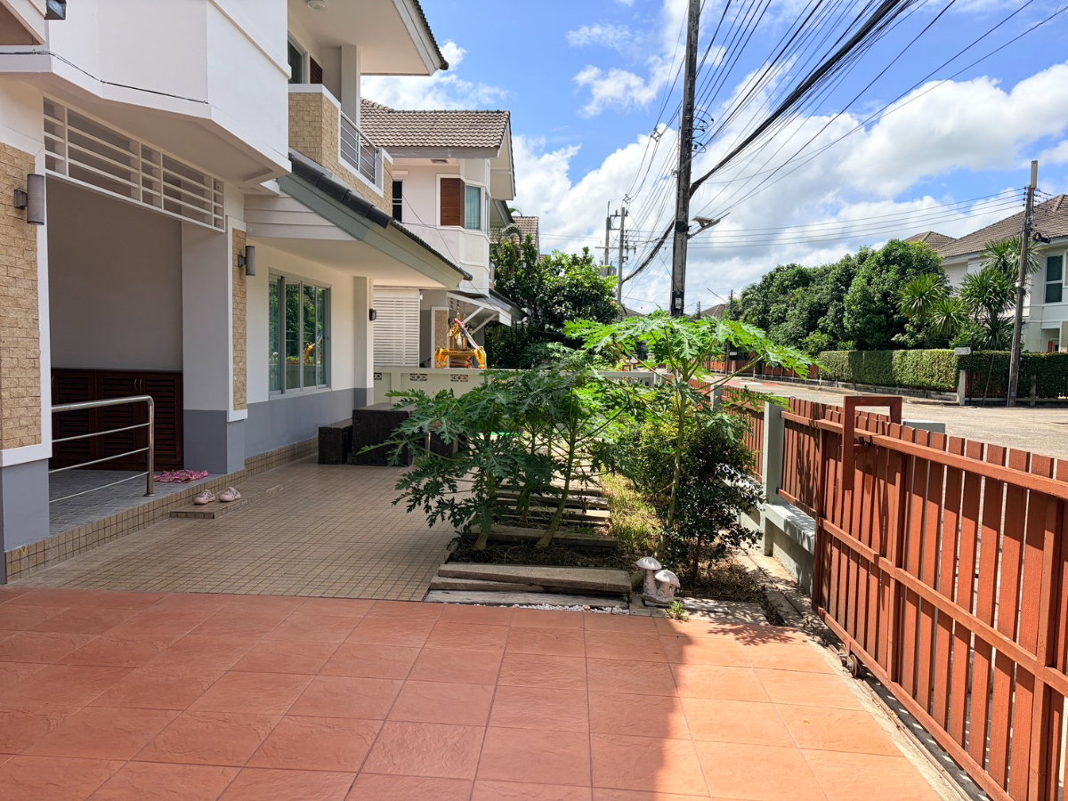 picture Spacious 2-Storey Detached House for Sale - 3/46