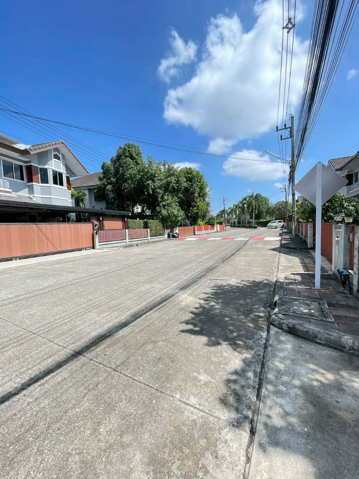 picture Spacious 2-Storey Detached House for Sale - 38/46