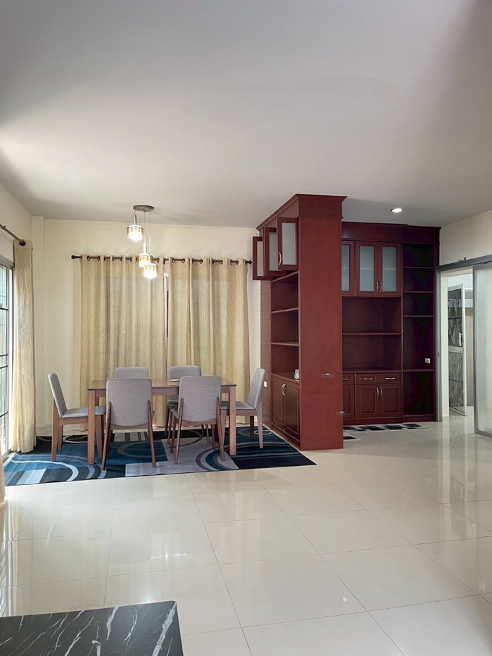 picture Spacious 2-Storey Detached House for Sale - 35/46