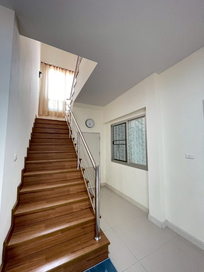 picture Spacious 2-Storey Detached House for Sale - 28/46