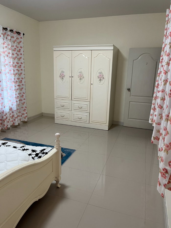 picture Spacious 2-Storey Detached House for Sale - 41/46