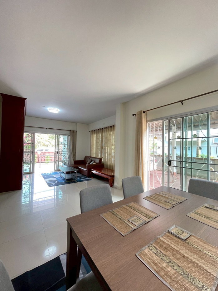 picture Spacious 2-Storey Detached House for Sale - 32/46