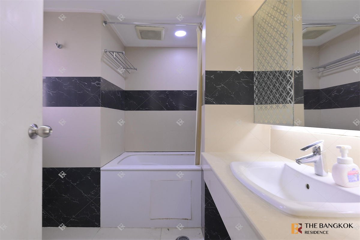 picture Baan Suanpetch near BTS Phrom Phong Hurry, big discount is ending! - 7/10