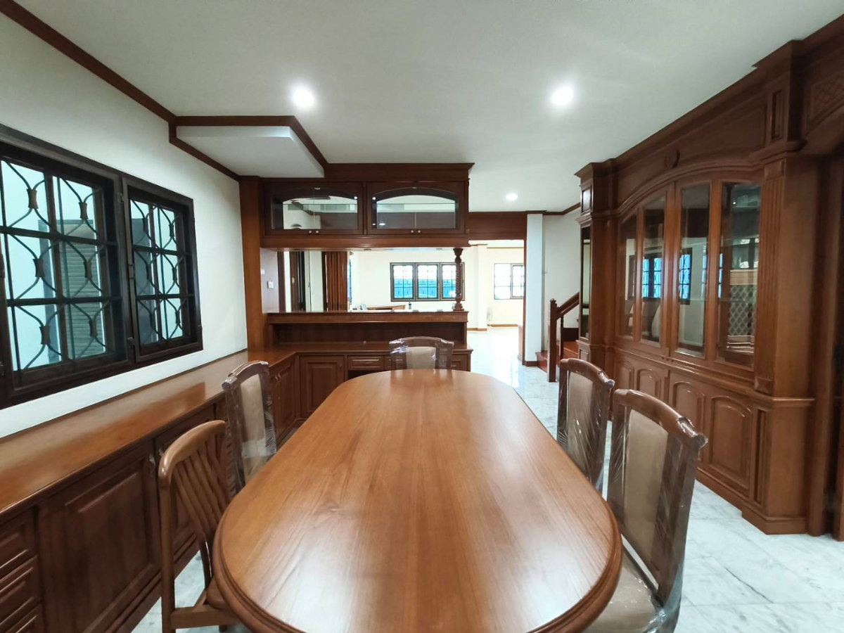 รูป ขายบ้านเดี่ยว หมู่บ้านปรีชาล้ำเพชร รีโนเวทใหม่ ซอยรามคำแหง 76 ที่ดิน 111 ตารางวา  3 ห้องนอนใหญ่  3 ห้องน้ำใหญ่   จอดรถในบ้าน 4 คัน  หน้าบ้าน 4 คัน - รูปที่ 19/33