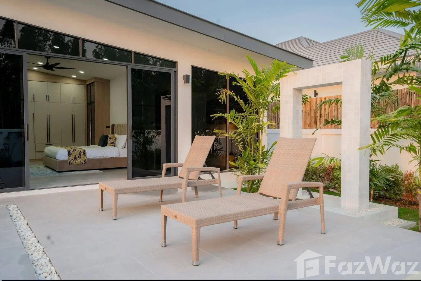 picture Modern House with Pool on large Plot 6452753 - 13/27