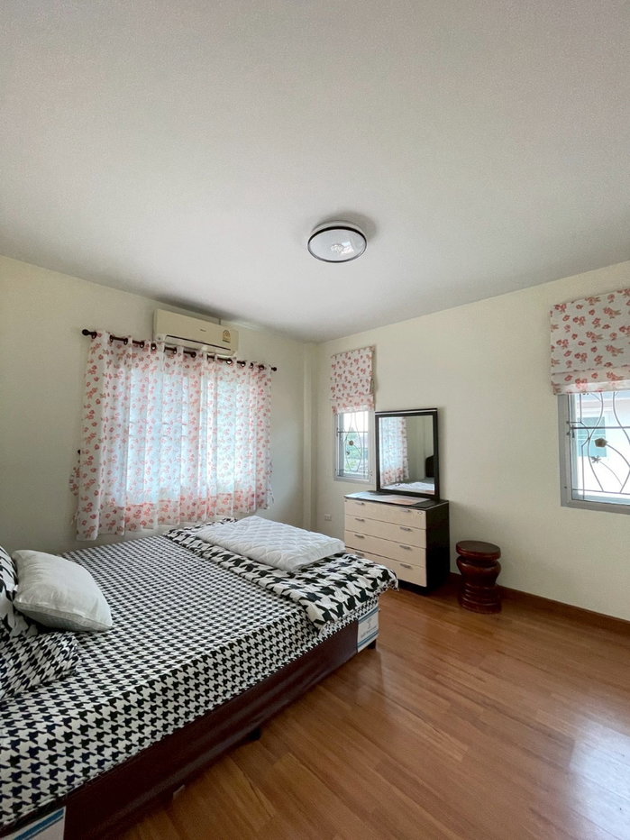 picture Spacious 2-Storey Detached House for Sale - 16/46