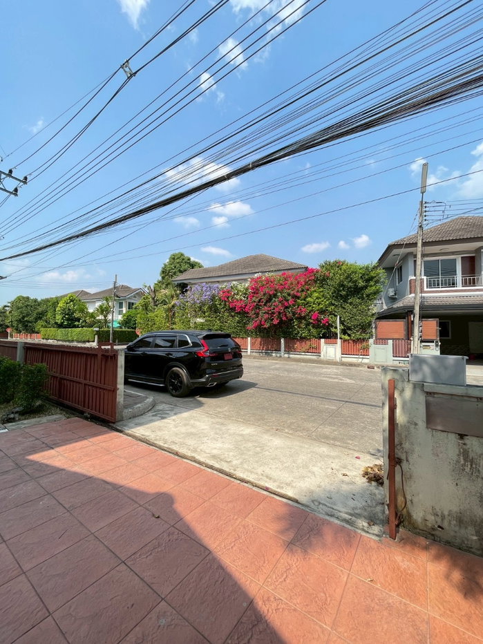 picture Spacious 2-Storey Detached House for Sale - 5/46