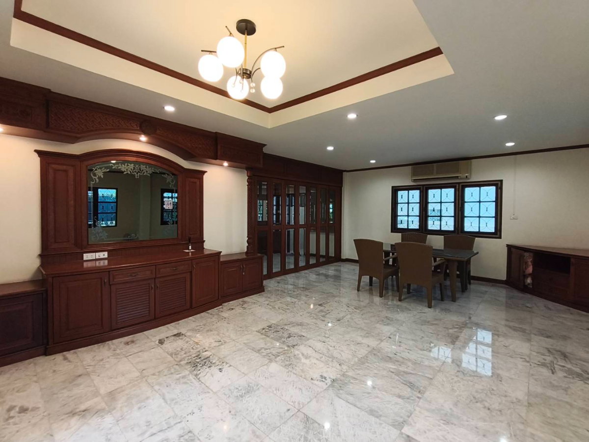 รูป ขายบ้านเดี่ยว หมู่บ้านปรีชาล้ำเพชร รีโนเวทใหม่ ซอยรามคำแหง 76 ที่ดิน 111 ตารางวา  3 ห้องนอนใหญ่  3 ห้องน้ำใหญ่   จอดรถในบ้าน 4 คัน  หน้าบ้าน 4 คัน - รูปที่ 32/33