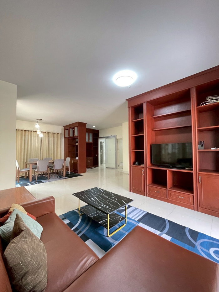picture Spacious 2-Storey Detached House for Sale - 36/46