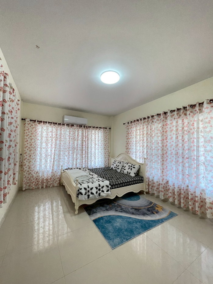 picture Spacious 2-Storey Detached House for Sale - 30/46