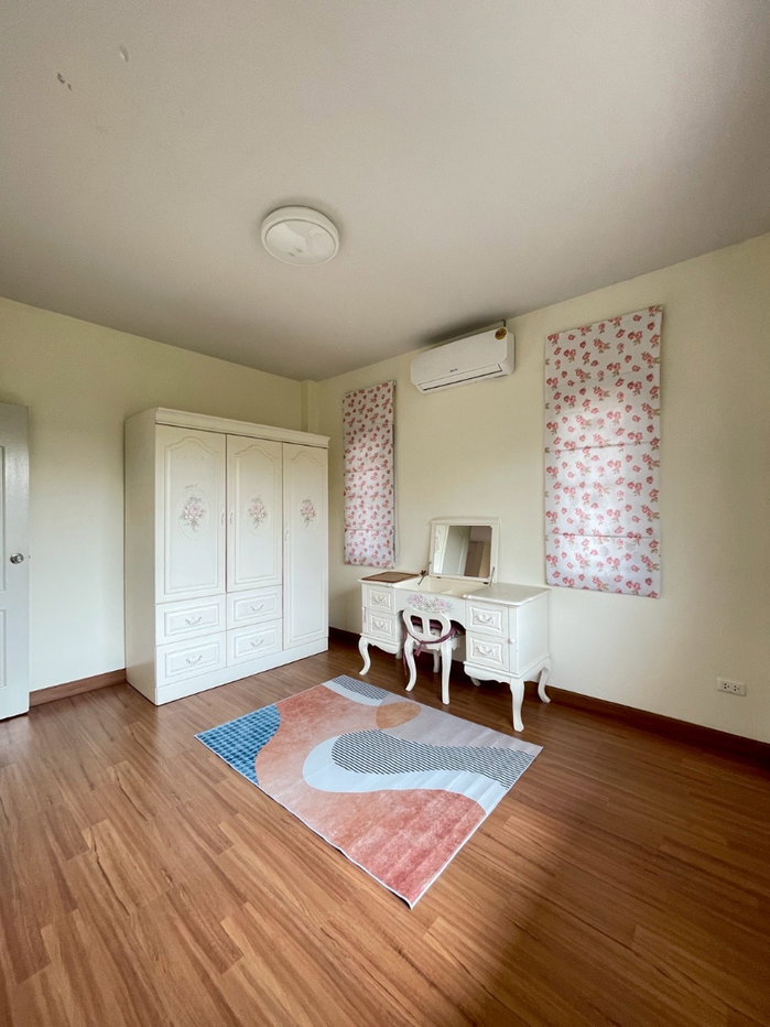picture Spacious 2-Storey Detached House for Sale - 12/46