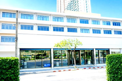 Shophouses for rent Market Place Nanglinchee : BRT Wat Dokmai 699 m. Building for rent, 4-6 units, 2 floors, 2 bathrooms, Sathu Pradit 300 sq m. with parking in the back for a total of 40 cars,