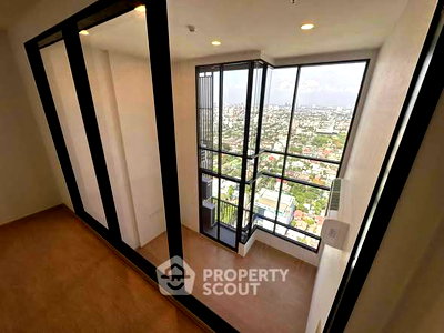 Condos for sale : Pet-Friendly 2-BR On 31st Floor At Maru Ekkamai 2 Near BTS Ekkamai (ID 2462342)