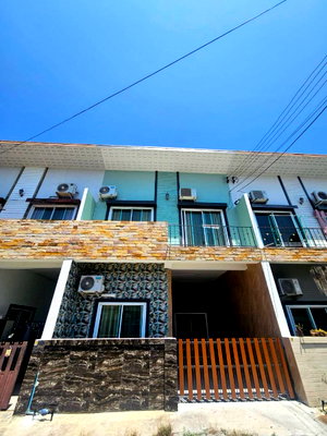 Townhouses for sale Si Racha Chonburi : Two-story townhouse for sale, newly renovated, in a great location on Wang Hin Soi, Sriracha.