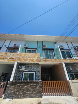 Two-story townhouse for sale, newly renovated, in a great location on Wang Hin Soi, Sriracha.