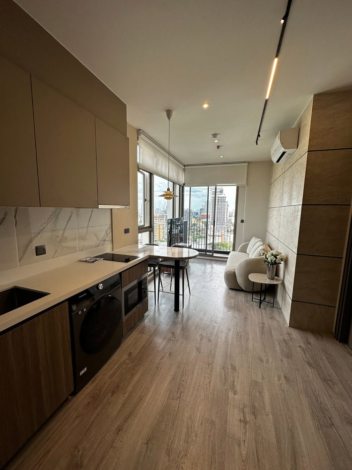 picture Rhythm ekkamai estate room for rent Neat design, 5-star hotel feel, open kitchen, built-in marble pattern, washing machine in - 2/6