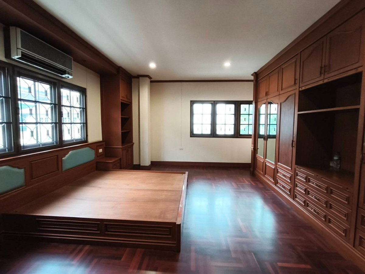 รูป ขายบ้านเดี่ยว หมู่บ้านปรีชาล้ำเพชร รีโนเวทใหม่ ซอยรามคำแหง 76 ที่ดิน 111 ตารางวา  3 ห้องนอนใหญ่  3 ห้องน้ำใหญ่   จอดรถในบ้าน 4 คัน  หน้าบ้าน 4 คัน - รูปที่ 30/33