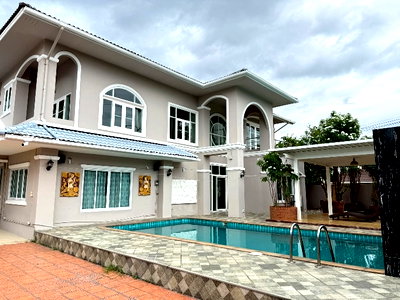 Houses for rent Muang Chiang Mai Chiang Mai : Pool villa Near Central Festival San Sai Area Ruamchok Mall / Meechok Market
​Sam Yaek Market (Kad Sam Yaek) /NIS School