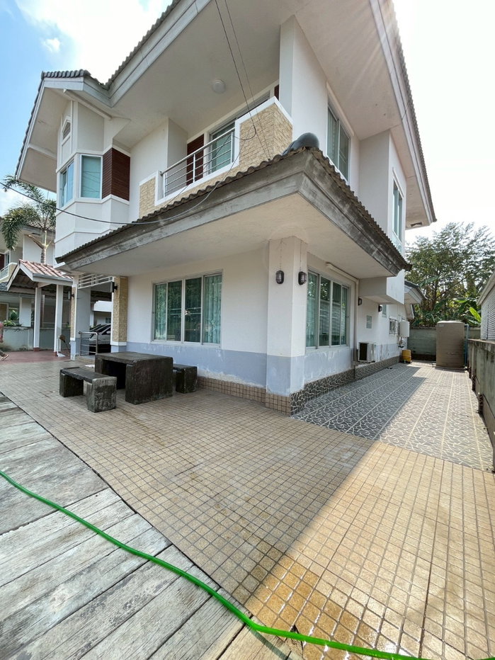 picture Spacious 2-Storey Detached House for Sale - 6/46