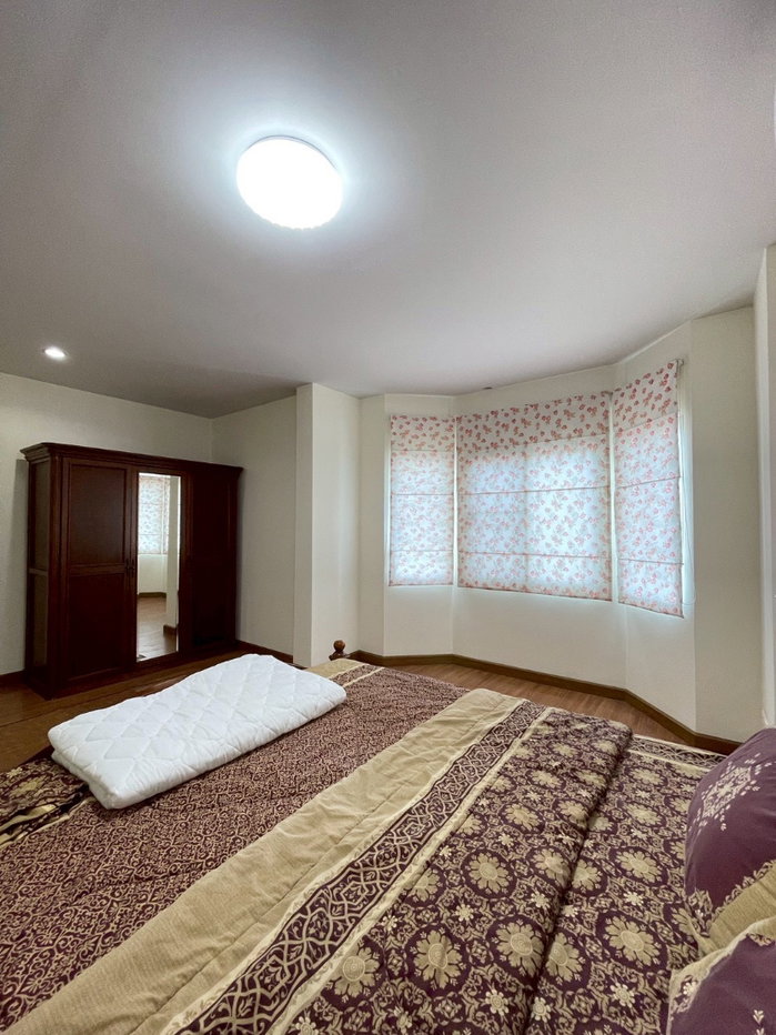 picture Spacious 2-Storey Detached House for Sale - 25/46