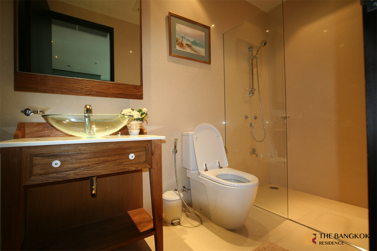 picture The Madison Condominium Sukhumvit 41 near BTS Phrom Phong Premium Luxury Condo in Prime Location - 9/10
