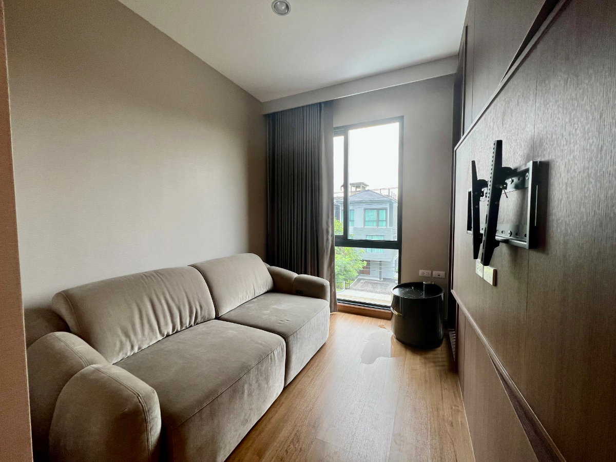 picture Luxury Semi-Detached House for Sale | Baan Klang Muang The Edition Yothin Phatthana | Fully Built-in | Move-in Ready | Exceptional Value - 27/33