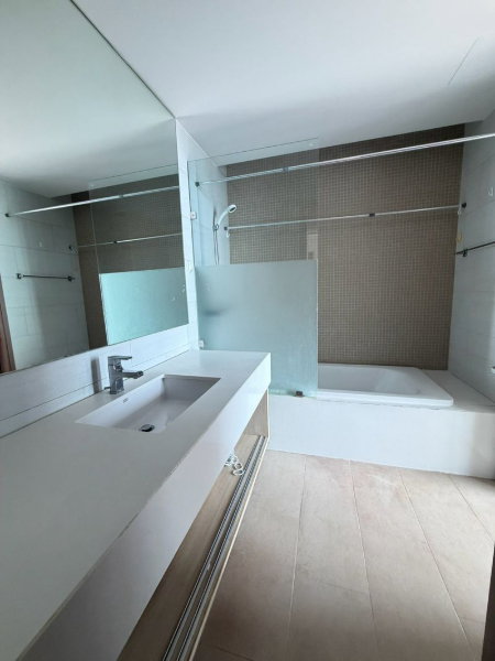 picture Condo for sale, beachfront, Marina Bayfront Sriracha. Beautiful unit, rare location. - 8/9