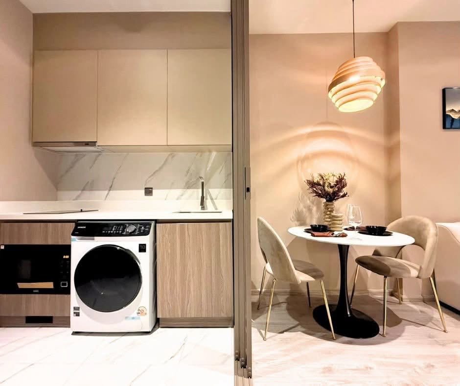 รูป Rhythm ekkamai estate แต่งหรูสไตล์ Warm Luxury โทนเบจละมุนตา บิวท์อินผนังทีวีซ่อนไฟ โซนทานข้าวน่ารัก ครัวปิดกั้นกระจกกันกลิ่น - รูปที่ 5/12
