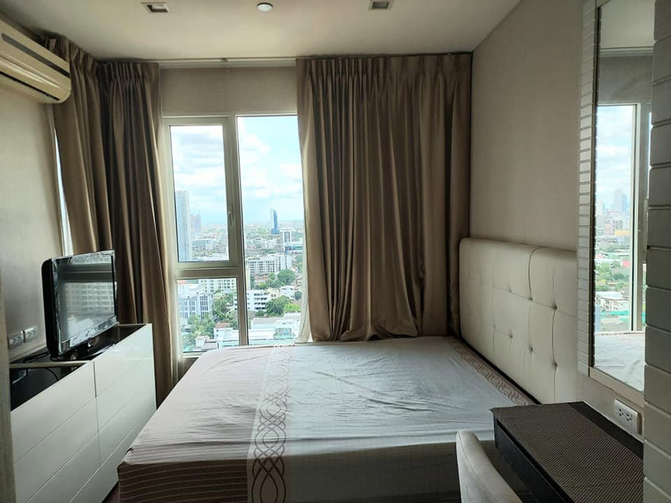 รูป Ivy Thonglor ปล่อยเช่า ห้องกว้างแบ่งสัดส่วนดีมาก บิวท์อินชั้นวางทีวีและโต๊ะทำงานยาวติดระเบียง 1 ห้องนอน  1 ห้องน้ำ พร้อมเข้าอยู่ - รูปที่ 4/10