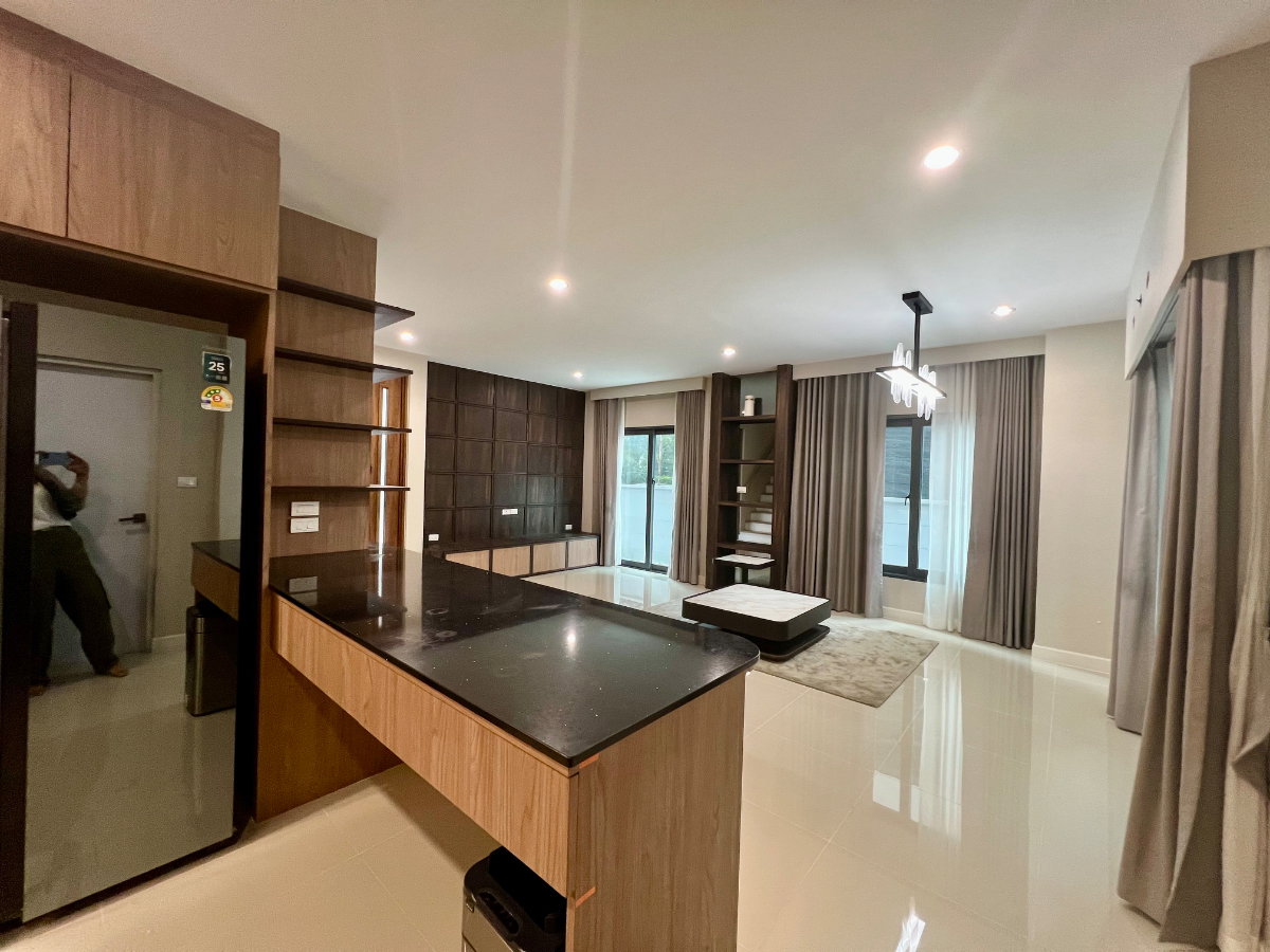 picture Luxury Semi-Detached House for Sale | Baan Klang Muang The Edition Yothin Phatthana | Fully Built-in | Move-in Ready | Exceptional Value - 5/33