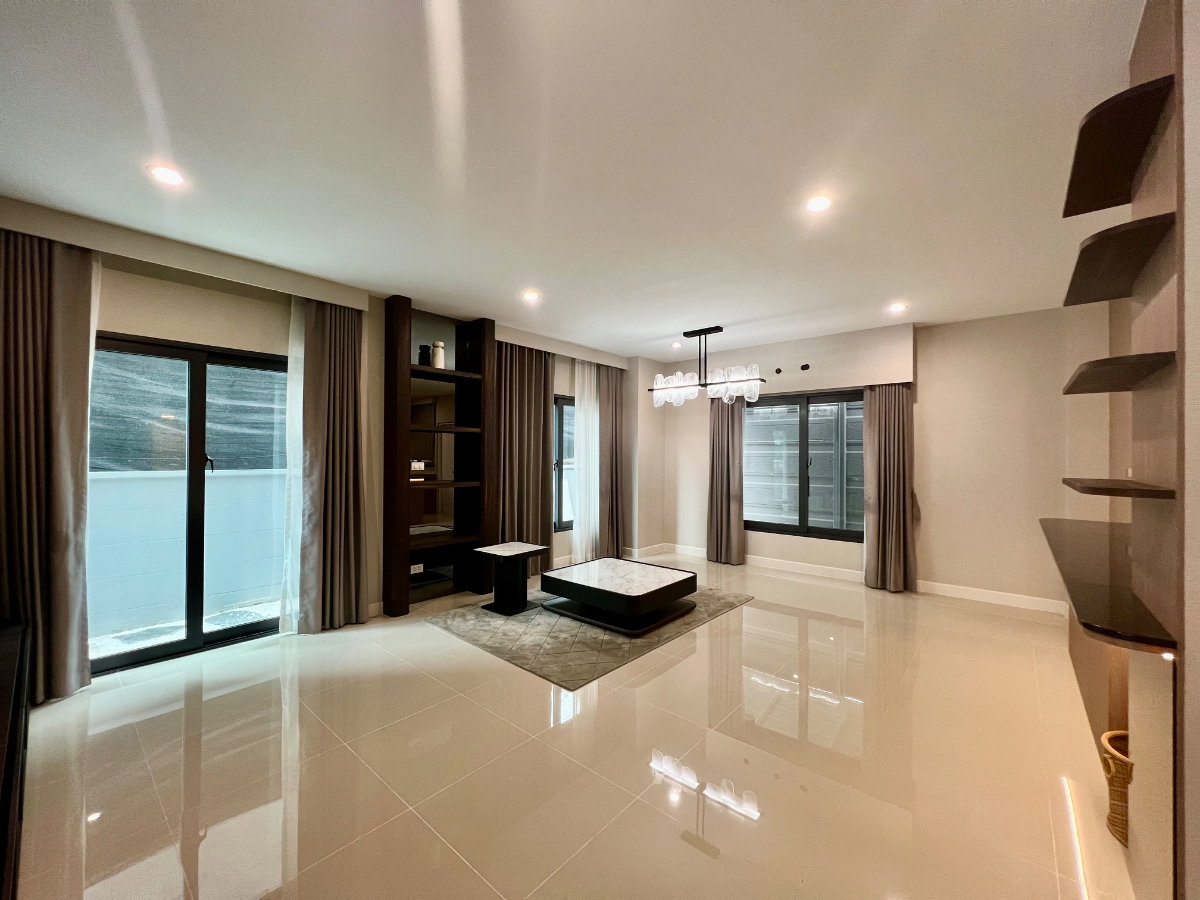 picture Luxury Semi-Detached House for Sale | Baan Klang Muang The Edition Yothin Phatthana | Fully Built-in | Move-in Ready | Exceptional Value - 6/33
