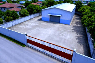 Factory for rent : Lotus Pak Chong 1.6 km. Land area 1 rai 450 sq m. Warehouse for rent with crane, 2 bathrooms, near Chokchai Farm 200 m.