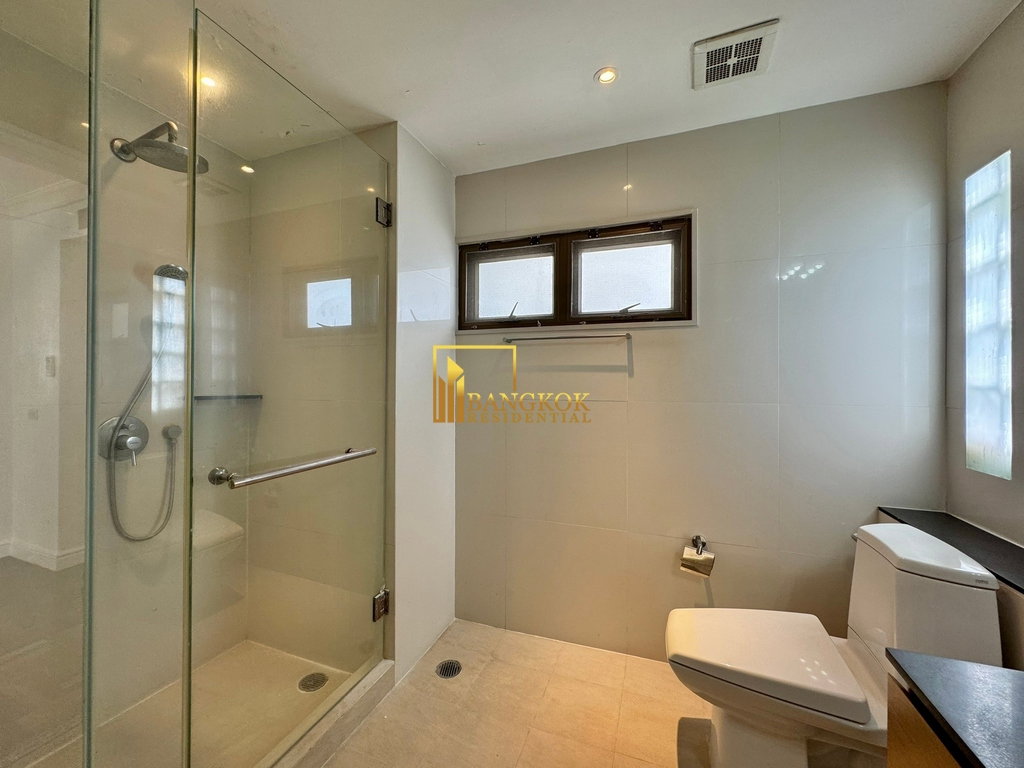 รูป Renovated 3 Bedroom Duplex Apartment in Sukhumvit 31 Area - BR0865AP - รูปที่ 19/48