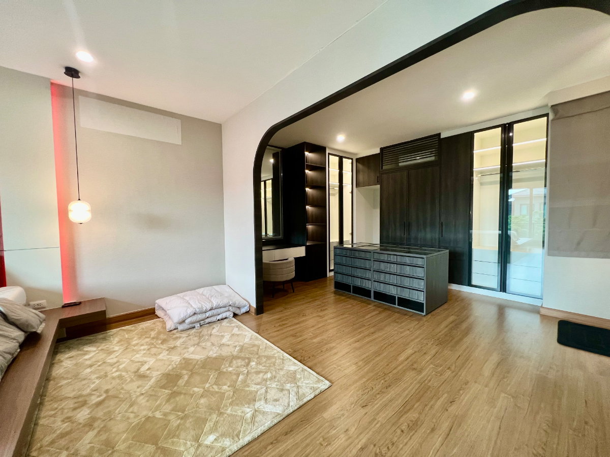 picture Luxury Semi-Detached House for Sale | Baan Klang Muang The Edition Yothin Phatthana | Fully Built-in | Move-in Ready | Exceptional Value - 30/33
