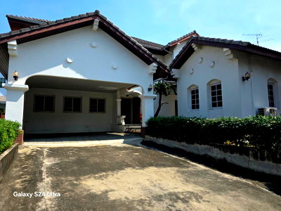 Houses for rent BTS Bang Chak : Single house on land 400 sq m. with 4 bedroom 3.5 bathroom maid room about 265 sq m. for rent  within 900m from BTS Punnawithi