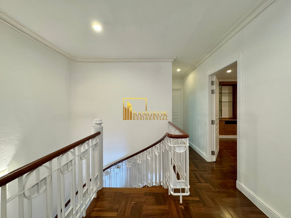 รูป Renovated 3 Bedroom Duplex Apartment in Sukhumvit 31 Area - BR0865AP - รูปที่ 11/48