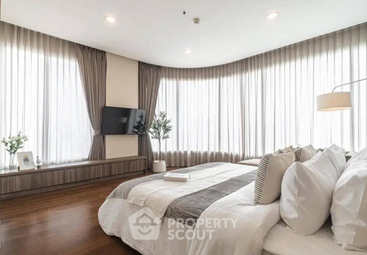 picture 3-BR 160 Sqm High-Floor At Menam Residences, Wat Phraya Krai (ID 1530489) - 2/16
