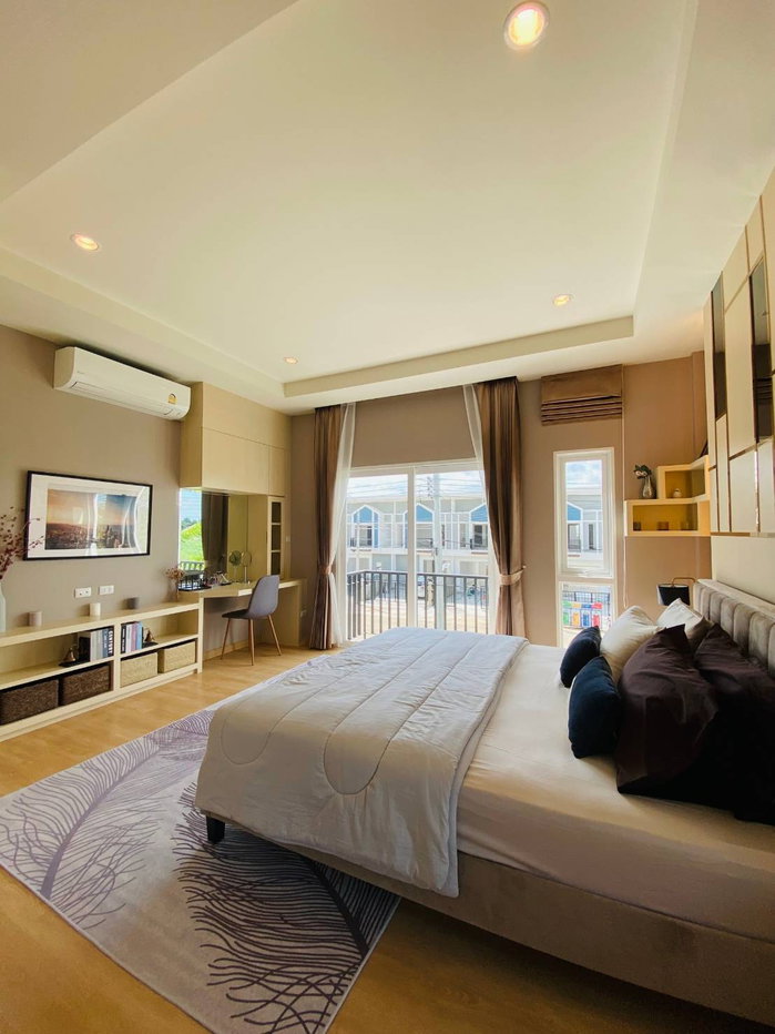 รูป บ้านตัวอย่าง แต่งครบพร้อมอยู่ แปลงมุมโซนส่วนตัว ลดพิเศษ 4.59 ล้าน* ฟรี! เฟอร์นิเจอร์ทั้งหลัง ทำเลบางบ่อ ใกล้ทางด่วน จองด่วน หรือ นัดเข้าชมโครงการ - รูปที่ 5/8