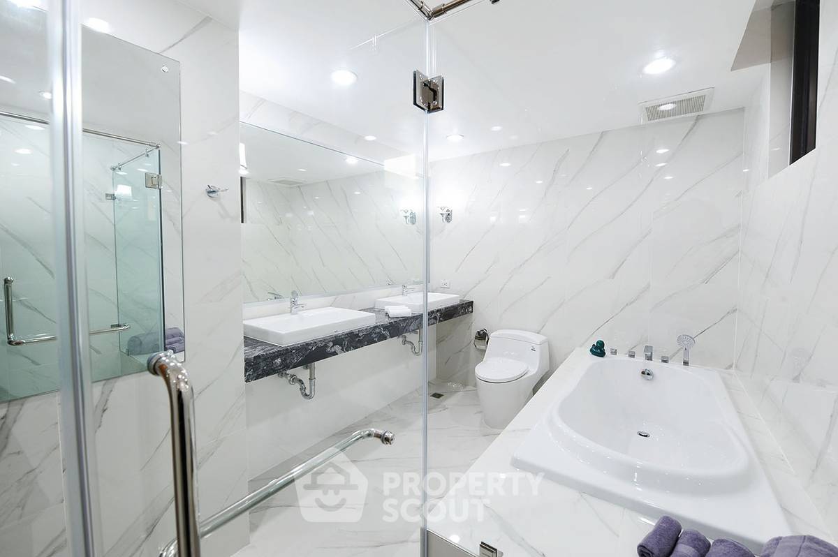 รูป คอนโด 3 ห้องนอน ชั้น 23 ขนาด 316 ตร.ม. ใกล้ BTS ทองหล่อ ที่ Ruamsuk Condominium (ID 510610) - รูปที่ 11/12