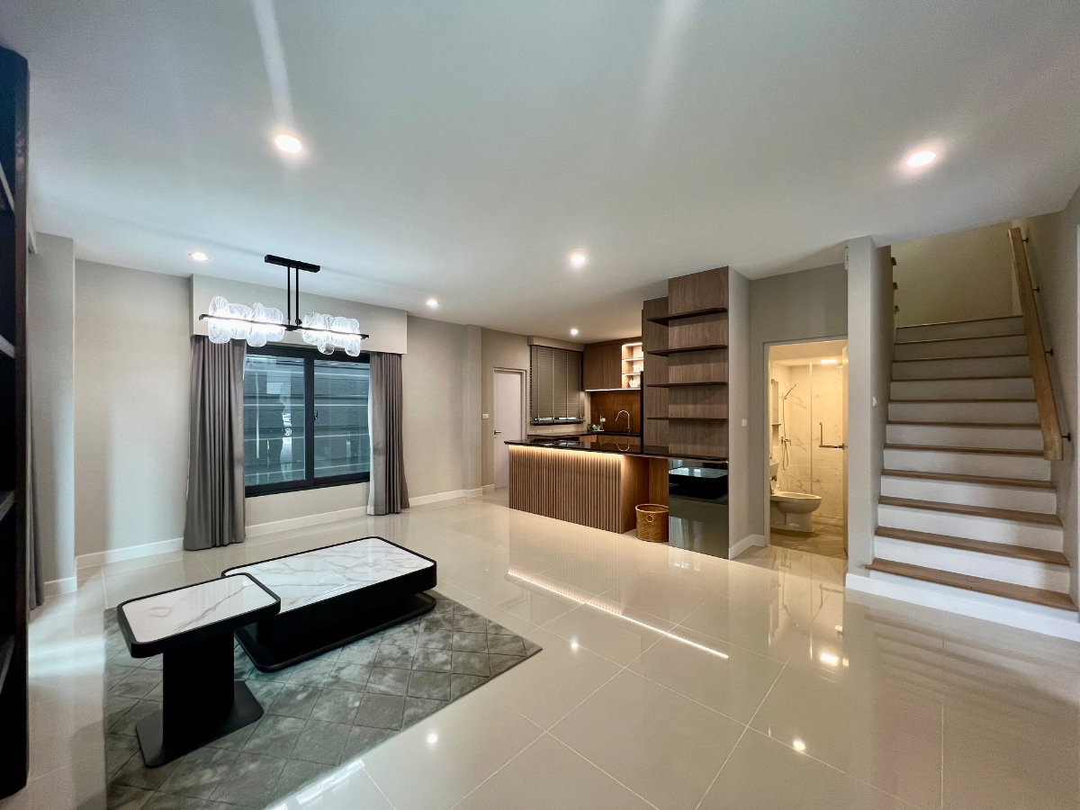 picture Luxury Semi-Detached House for Sale | Baan Klang Muang The Edition Yothin Phatthana | Fully Built-in | Move-in Ready | Exceptional Value - 7/33