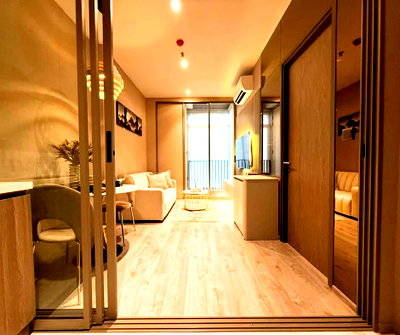 คอนโดให้เช่า : Rhythm ekkamai estate แต่งหรูสไตล์ Warm Luxury โทนเบจละมุนตา บิวท์อินผนังทีวีซ่อนไฟ โซนทานข้าวน่ารัก ครัวปิดกั้นกระจกกันกลิ่น