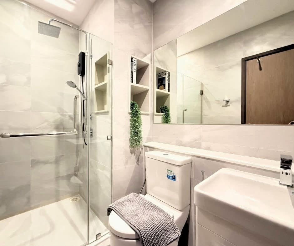 รูป Rhythm ekkamai estate แต่งหรูสไตล์ Warm Luxury โทนเบจละมุนตา บิวท์อินผนังทีวีซ่อนไฟ โซนทานข้าวน่ารัก ครัวปิดกั้นกระจกกันกลิ่น - รูปที่ 12/12