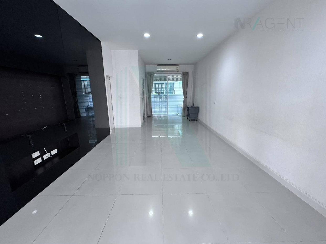 รูป 📌 ขายทาวน์เฮาส์ โครงการ บ้านกลางเมือง เอสเซ้นส์ ศรีนครินทร์ 3 ชั้น 3 ห้องนอน 3 ห้องน้ำ - รูปที่ 2/8